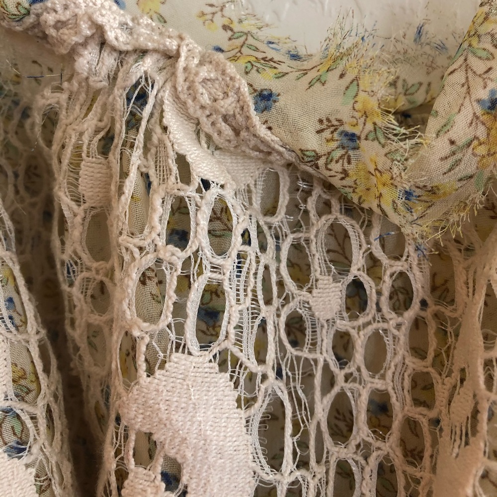 Women’s lace & floral top - Picture 7 of 10